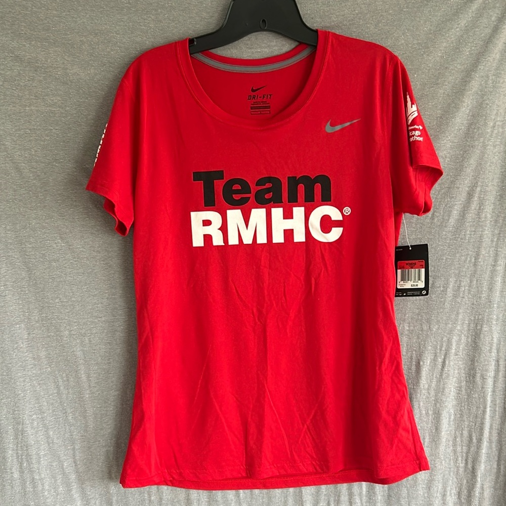 NWT. Women’s Nike fit-fit Chicago marathon Team RMHC running tee. Large.